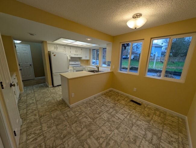 Building Photo - Hidden Gem in Southworth. Minutes from Waterfront & Ferry Terminal. Available NOW!