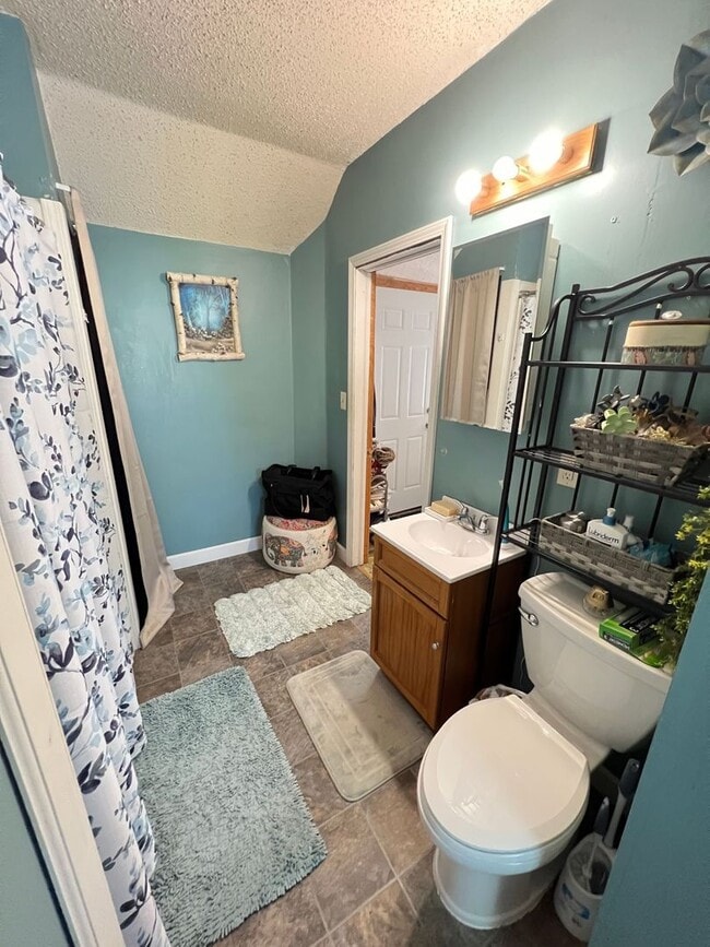 Building Photo - Upper Level 2 Bedroom Apartment - AVAILABLE JUNE