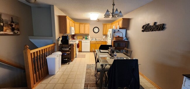 Building Photo - Beautiful 2 bedroom 1 bath End Unit Townhouse