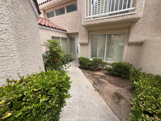 Building Photo - Beautiful 3 bed 2.5 bath townhouse in Spanish Trails!