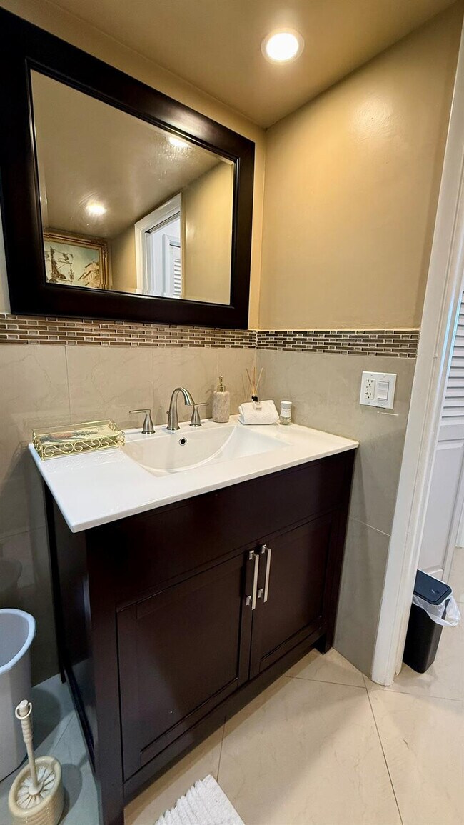 Building Photo - 1630 N Ocean Blvd