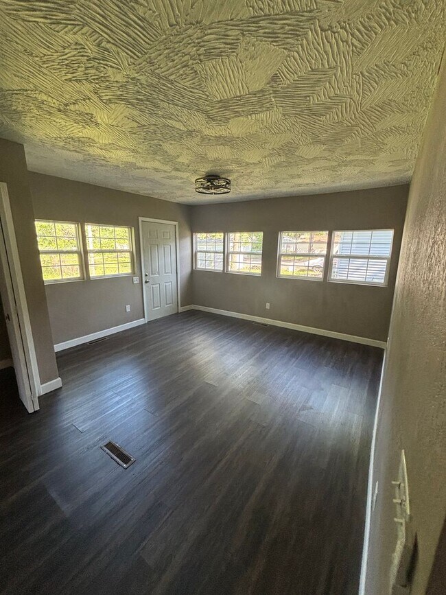Building Photo - 2027 N Weller Ave