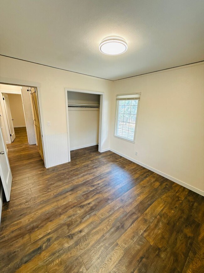 Building Photo - Updated 2bdrm 1 bath house  walking distan...