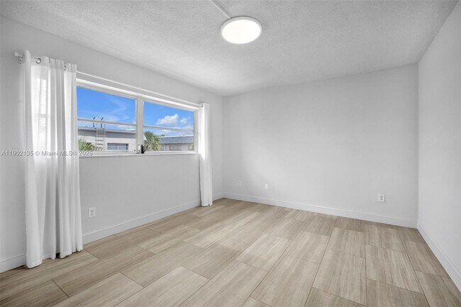 Building Photo - 2101 NE 68th St
