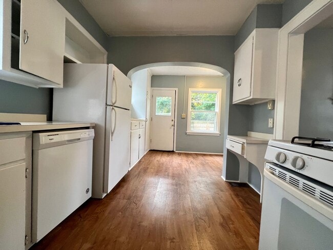 Building Photo - Spacious super clean 3 BR home close to Bayfront, UPMC Hamot and downtown, Convenient to LECOM