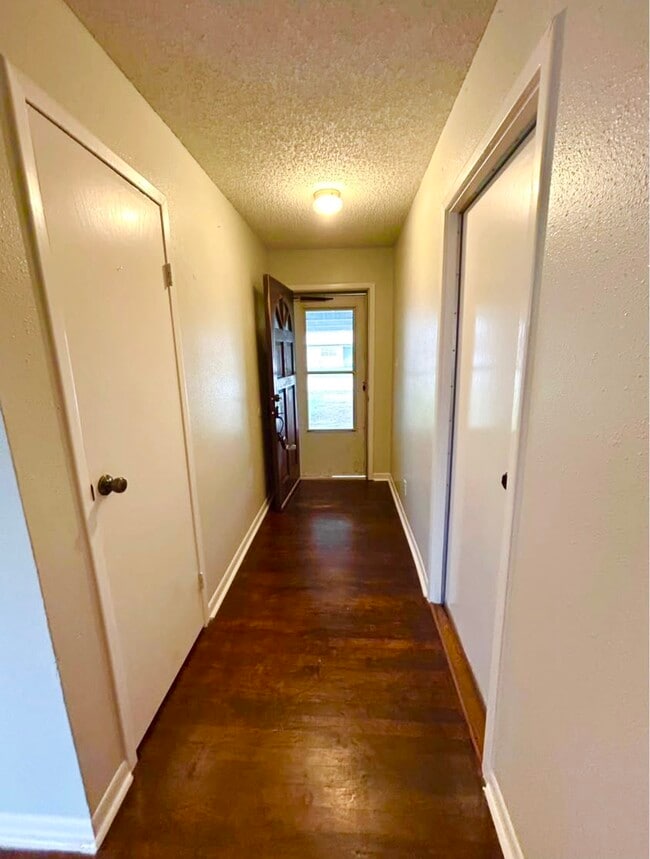 Building Photo - 2305 Kingsdale Dr