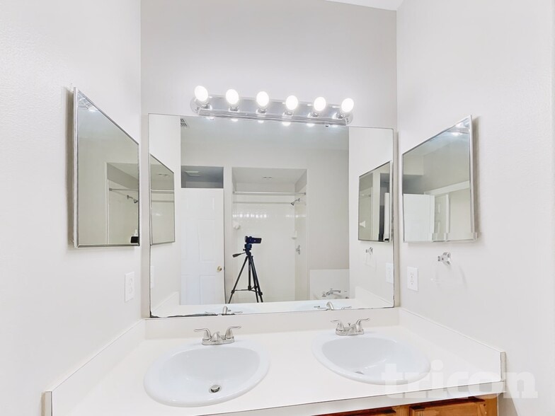 Building Photo - 6637 Shadow Oak Ln