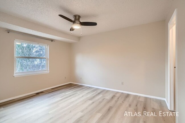 Building Photo - 2029 Whitehorn Dr N