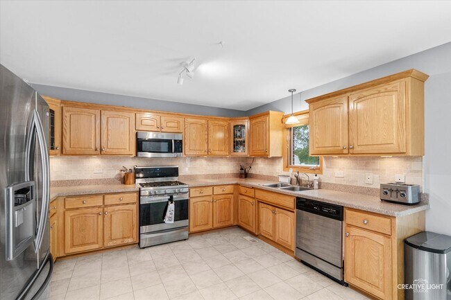 Building Photo - 610 High Grove Dr