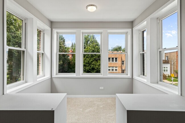 Building Photo - 5039 W Cullom Ave
