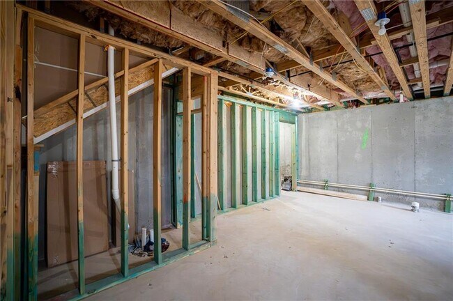 Building Photo - 2215 Manor Pointe Dr