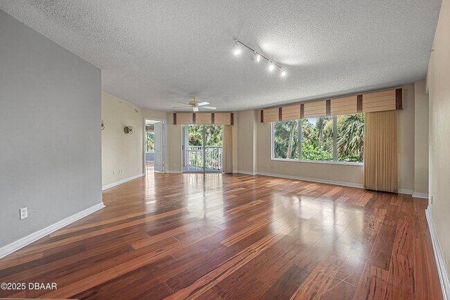 Building Photo - 3 Oceans W Blvd