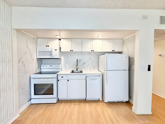 Building Photo - AVAILABLE NOW!! Studio - 1 Bathroom Condo near Downtown Palm Springs!