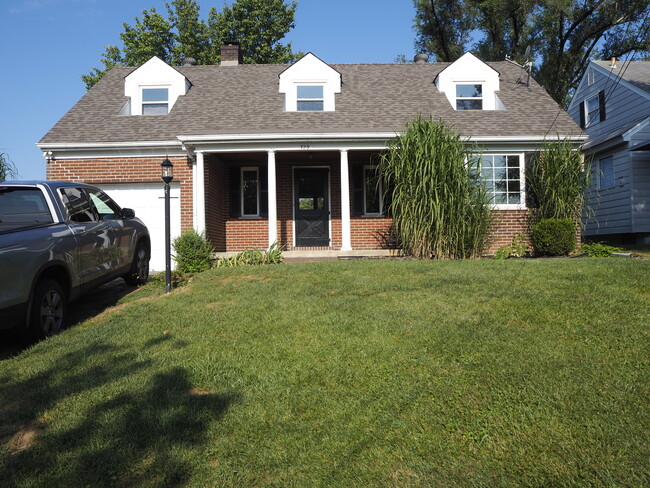 Nice Front Yard. Wait in the shade! - 329 Westview Ave