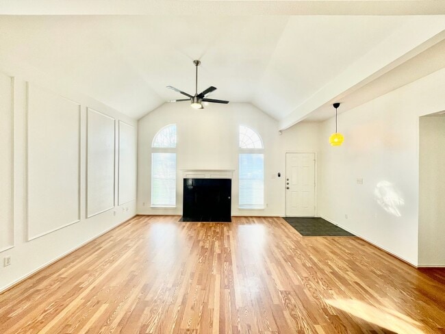 Building Photo - Recently updated home minutes from Grandscape