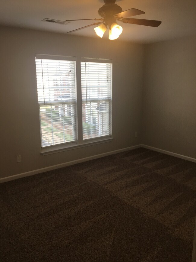 Building Photo - Greer, 2bd/2.1ba, 1484SF