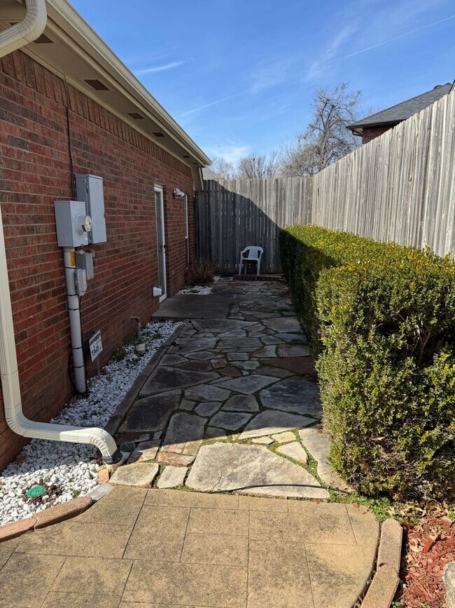 Building Photo - 3813 Tudor Cir
