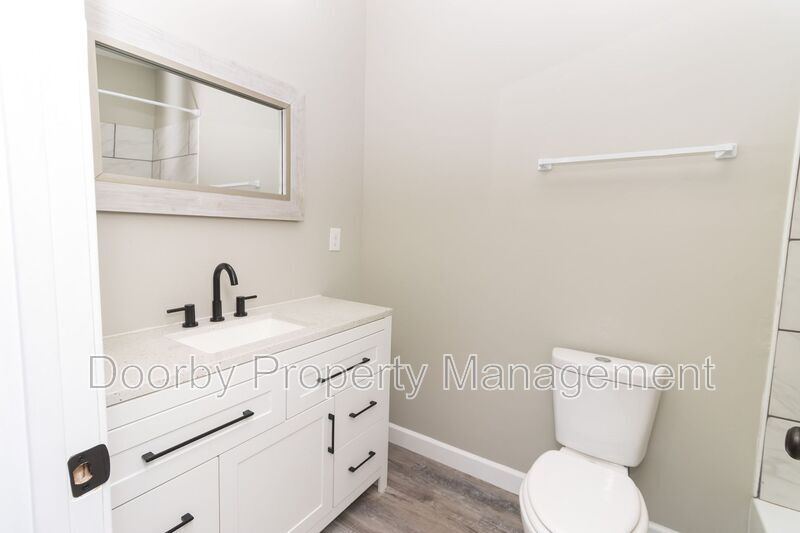 Building Photo - 18 Michigan Ln