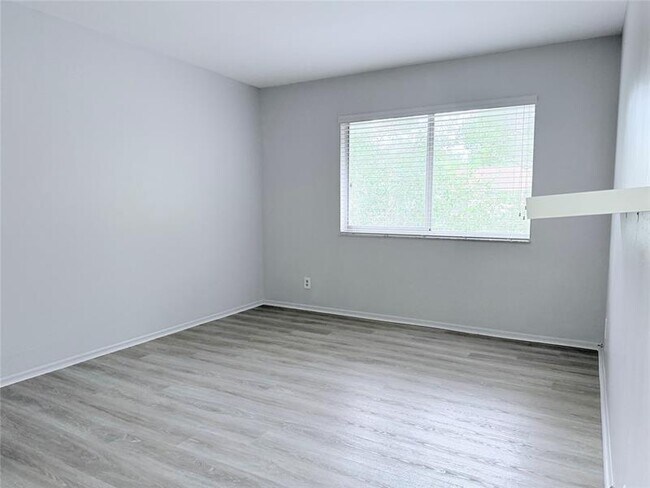 Building Photo - 117 Gardens Dr