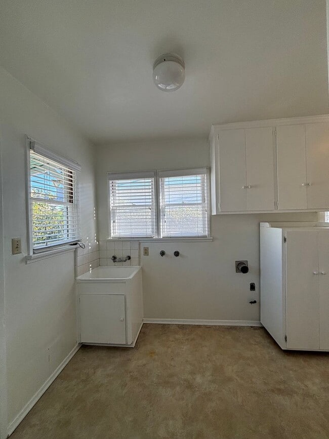 Building Photo - Beautiful 4 Bedroom 2.5 Bathroom SFR