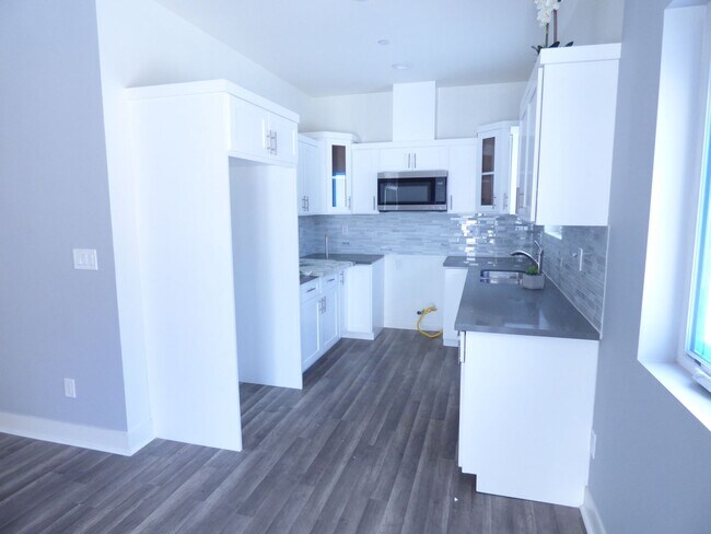 Building Photo - 1923 Holly Dr