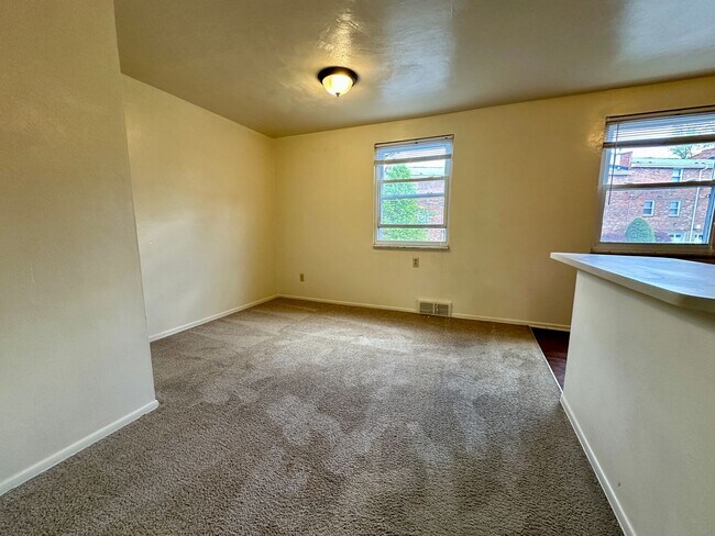 Building Photo - Spacious 2BR Townhome in Plum - Central AC...