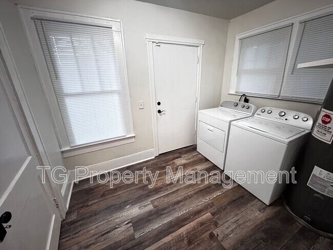 Building Photo - 2561 Rosselle St