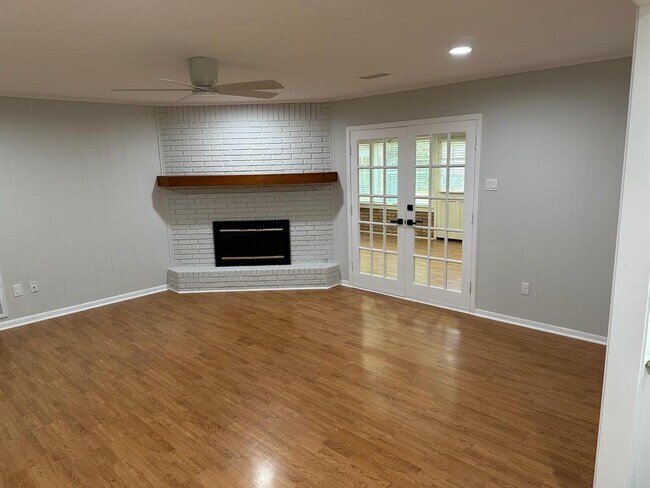 Building Photo - 835 Wycliffe Dr