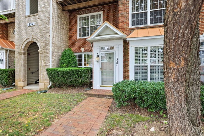 Building Photo - Spacious, Private AND Convenient 2-Level C...