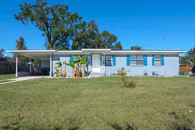 Front Yard - 2900 W La Rua St