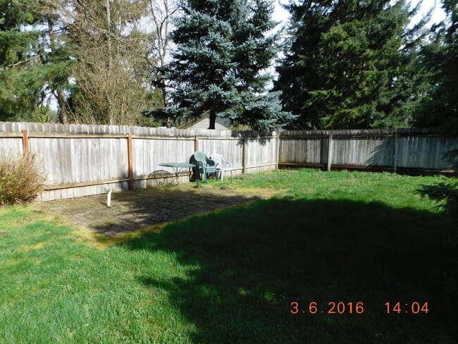 Building Photo - Beautifully Custom Updated 3BD/1.5BA Home ~ Gorgeous Kitchen & Master Bedroom!