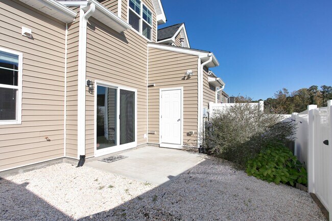 Building Photo - Available mid-July - Adorable 3 Bed 2.5 Ba In Great Location! First Floor Master!