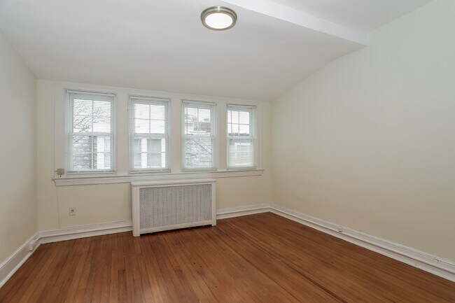 Building Photo - 2927 Cathedral Ave NW