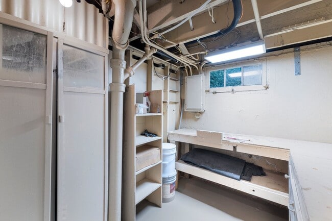 Building Photo - 2 bedroom 1 bath with full basement in Sellwood!