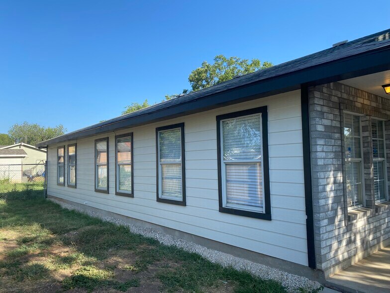 Building Photo - 2427 Wescott Ave