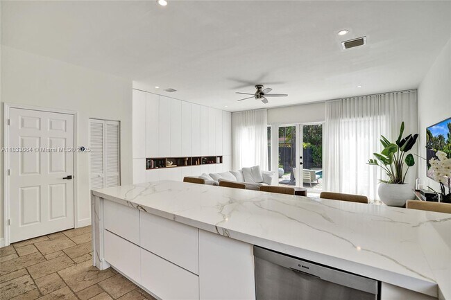 Building Photo - 2851 SW 38th Ct