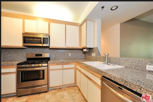 Building Photo - 2222 Beachwood Dr