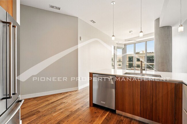 Building Photo - Modern Condo with Washer/Dryer and Central AC
