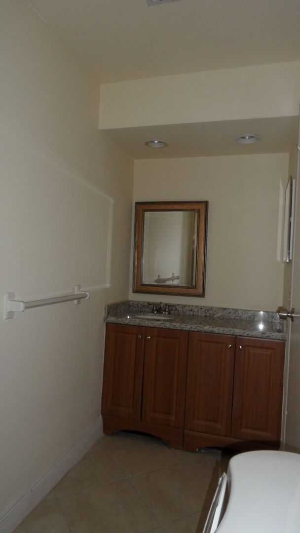 Building Photo - 3BED/2BATH house with Large fenced backyard and split floorplan!