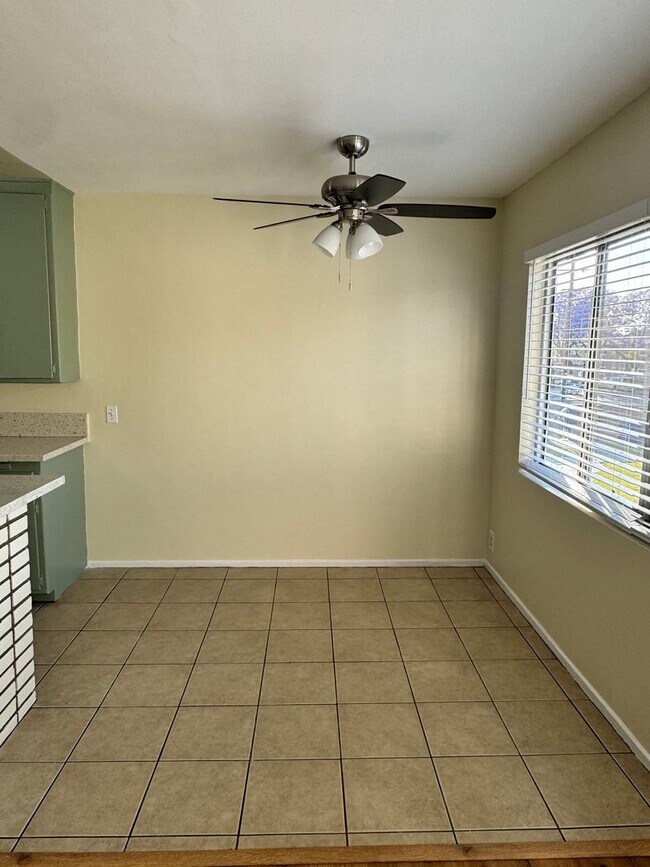 Building Photo - 1 BDRM, 1 BA WITH PARKING SPACE!