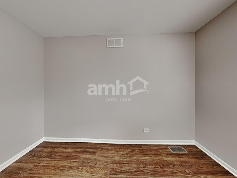 Building Photo - 2811 Stonebridge Dr