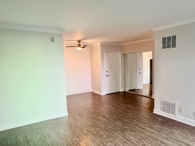 Building Photo - 1595 E Chevy Chase Dr