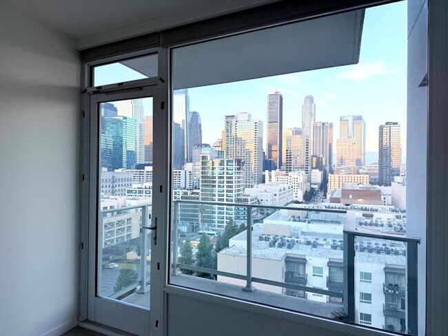 Building Photo - ***MOVE-IN SPECIAL ONE MONTH FREE RENT***Very Unique Spacious Two Bedroom - Two bath luxury Condo...