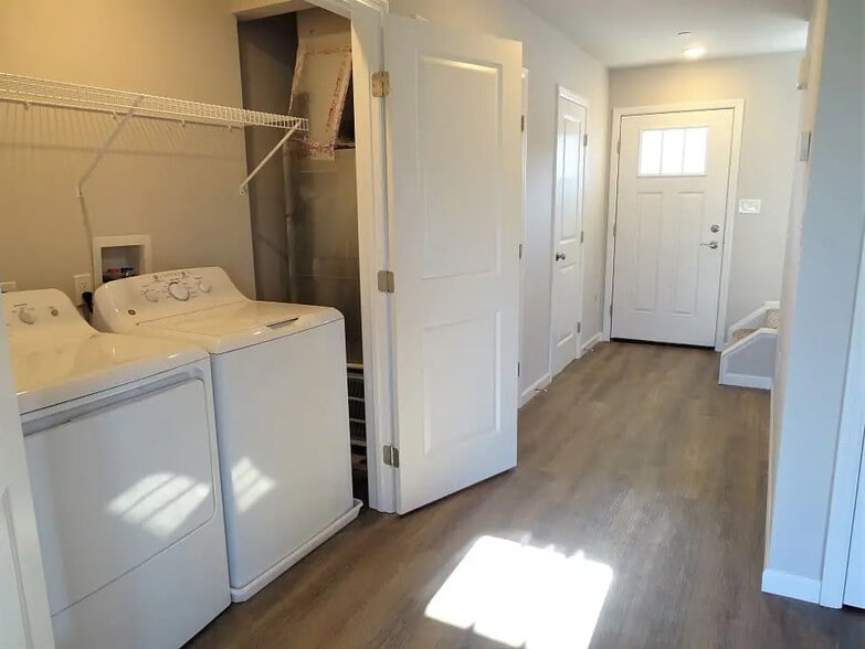 Building Photo - 10 Cobblestone Ct