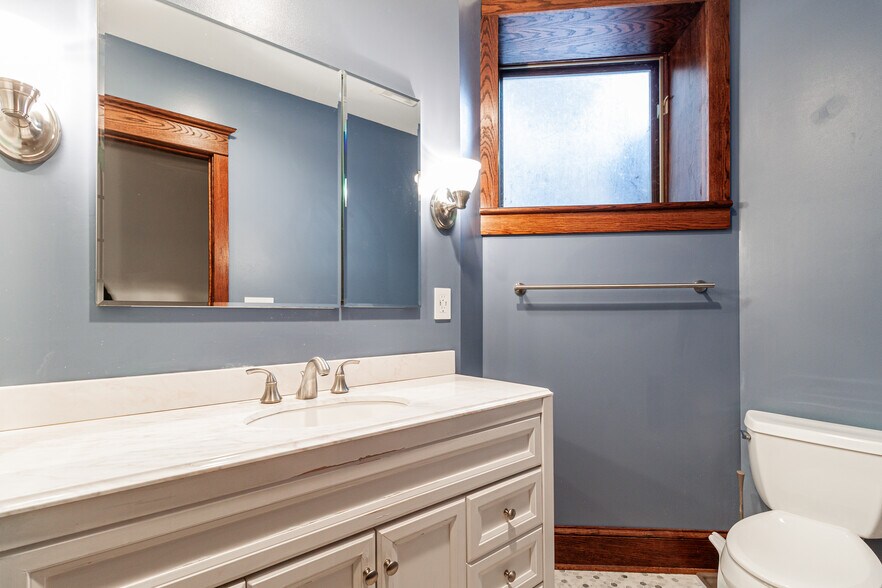 Building Photo - 1019 W Oakdale Ave