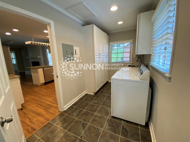 Building Photo - Charming 3 bed, 2.5 bath