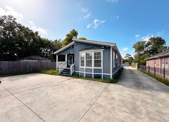 Primary Photo - 9507 Klondike St