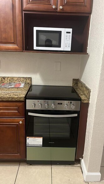 Building Photo - 534 NW 23rd Ave