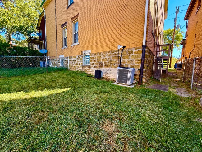 Building Photo - 3BR 1.5bath Townhouse with fenced yard!