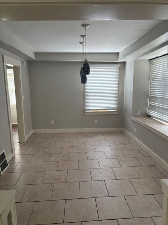 Building Photo - Beautifully updated 2 bedroom home